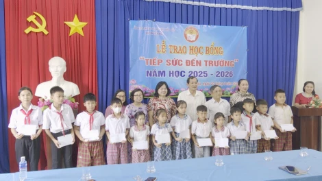 Bến Cầu: Trao tặng 127 suất học bổng “Tiếp sức đến trường”