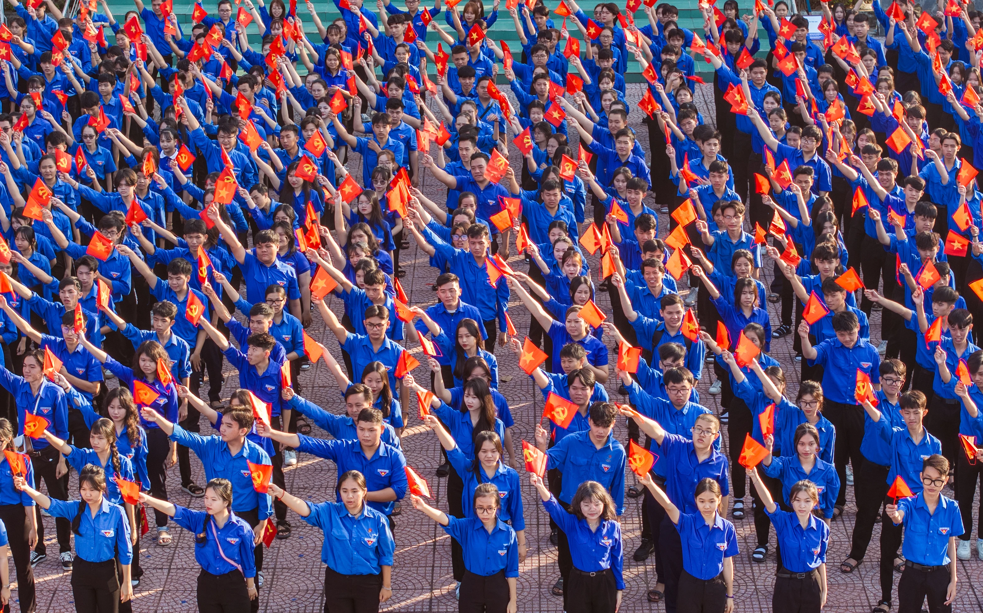 oàn viên, thanh niên tham gia đồng diễn flashmob chào mừng Chiến thắng Tua Hai