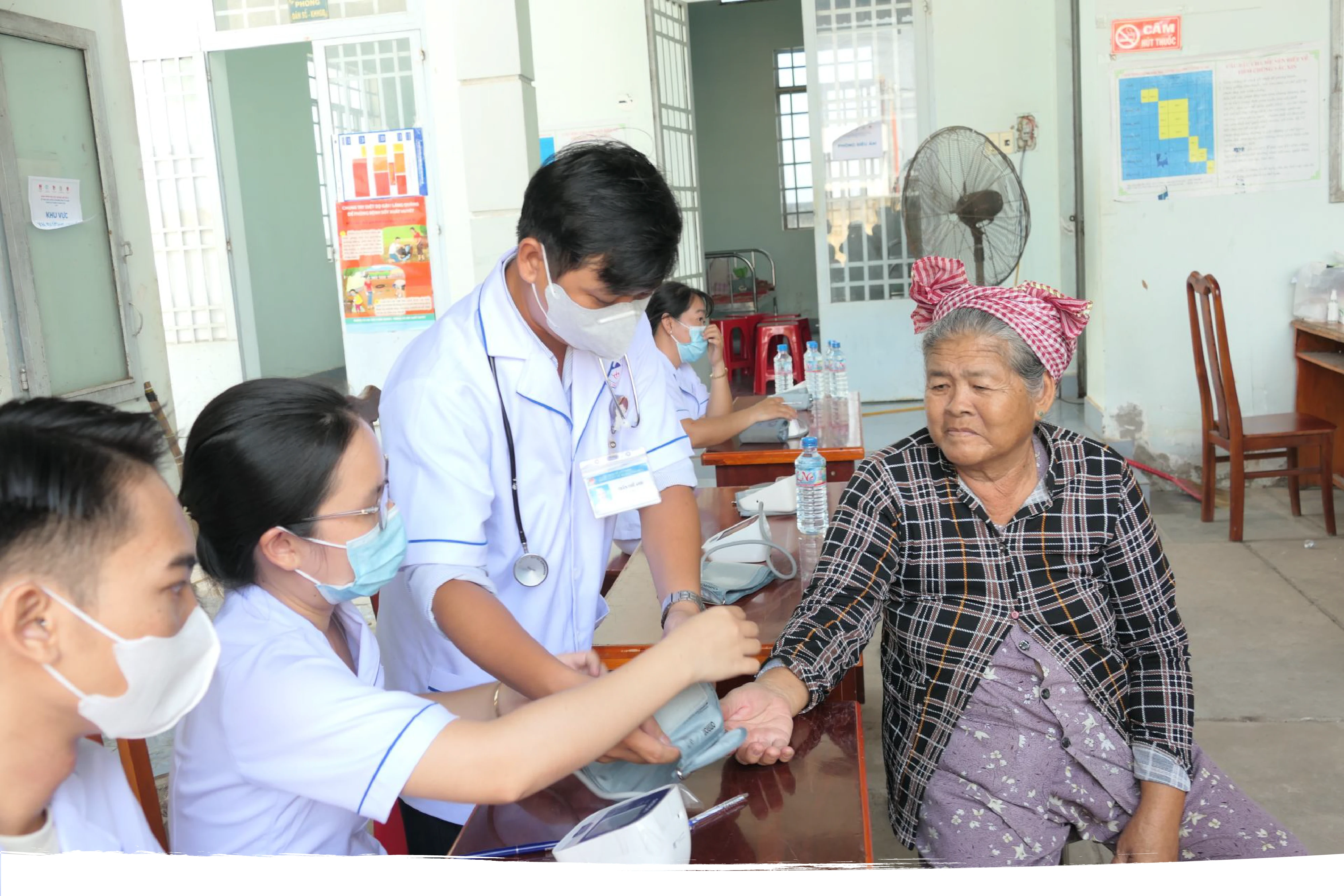 Đoàn y, bác sĩ tại TP.Hồ Chí Minh phối hợp Trạm y tế xã Tân Lập (huyện Tân Biên) thăm khám, tư vấn sức khoẻ cho người dân địa phương. Ảnh minh hoạ