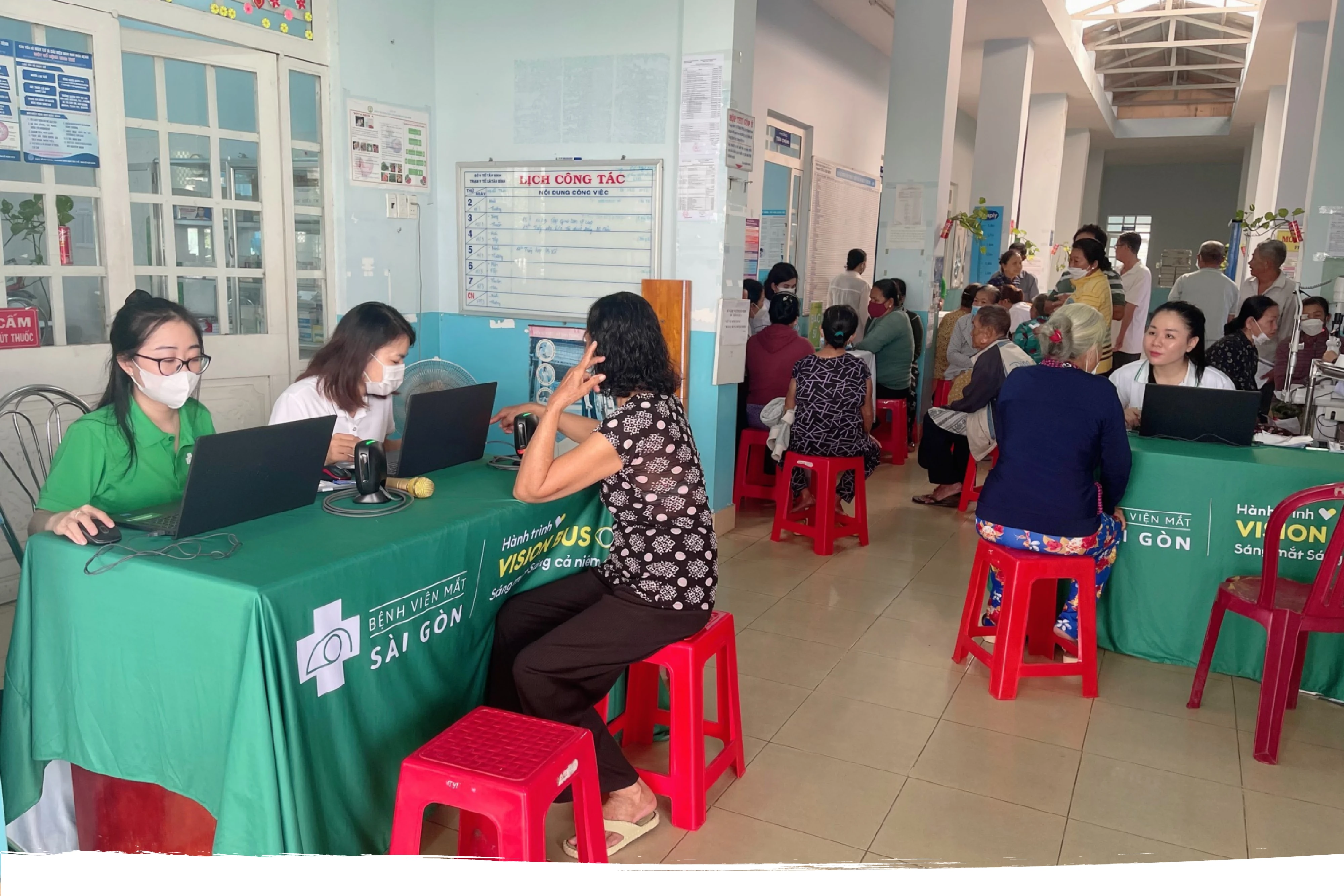 Trạm y tế xã Tân Bình (TP. Tây Ninh) phối hợp Bệnh viện Mắt Sài Gòn Tây Ninh tư vấn, khám bệnh miễn phí cho người dân địa phương. Ảnh minh hoạ