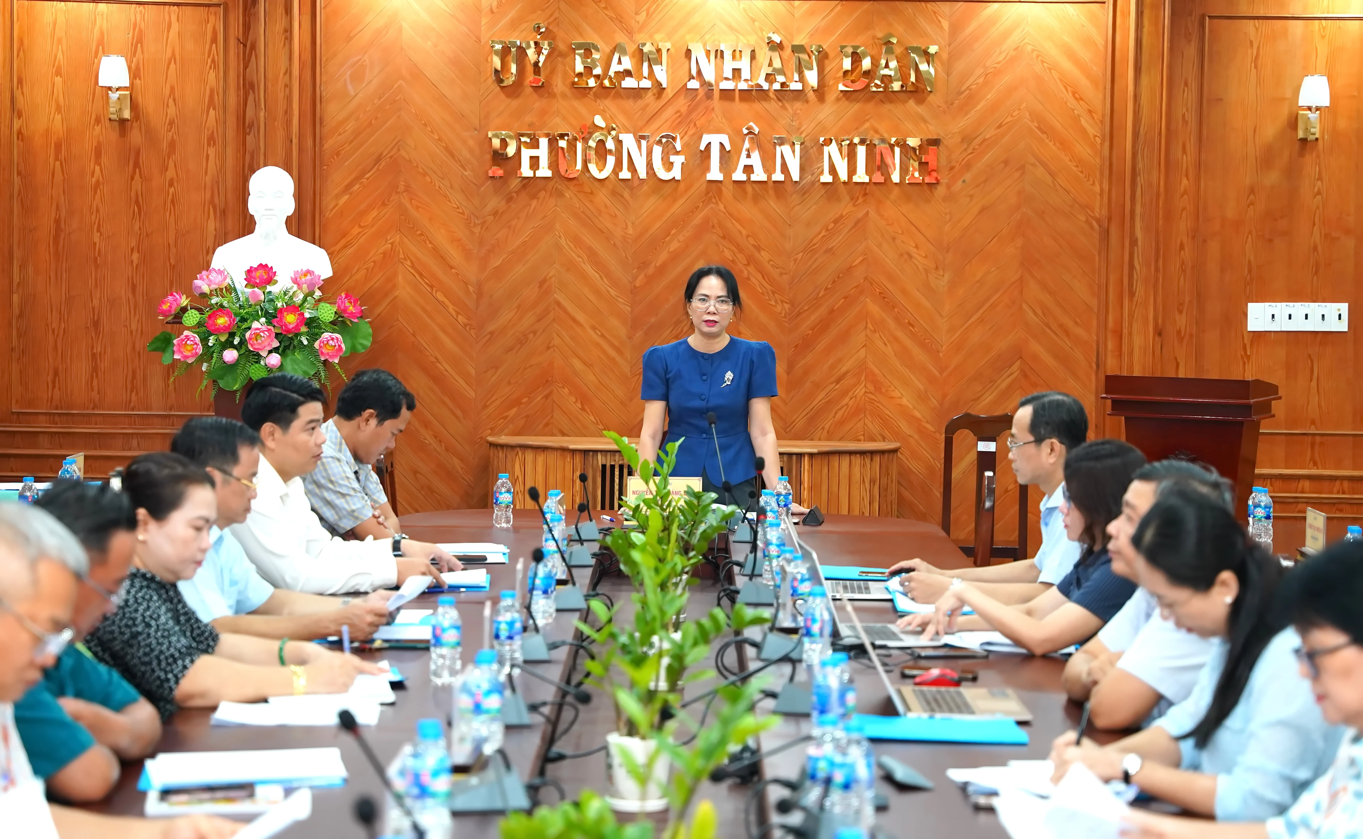 Bà Nguyễn Thị Hoàng Oanh- Phó Bí thư Đảng uỷ, Chủ tịch UBND phường Tân Ninh chủ trì cuộc họp.