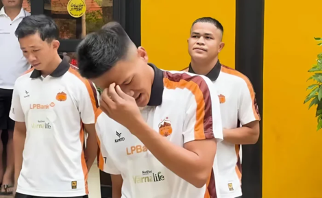 'Các đứa con' của bầu Đức khóc, tặng quà cho nhân viên CLB HAGL