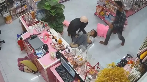 Công an tạm giữ 2 thanh niên cướp tiền trong một cửa hàng ở Bình Phước