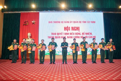 Ban Thường vụ Đảng uỷ Quân sự tỉnh: Trao quyết định thăng quân hàm, nâng lương, điều động, bổ nhiệm chức vụ đối với cán bộ
