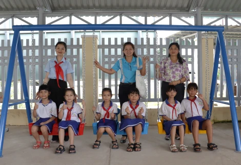Hội đồng Đội Trung ương trao tặng 2 cụm trò chơi cho thiếu nhi Tân Châu