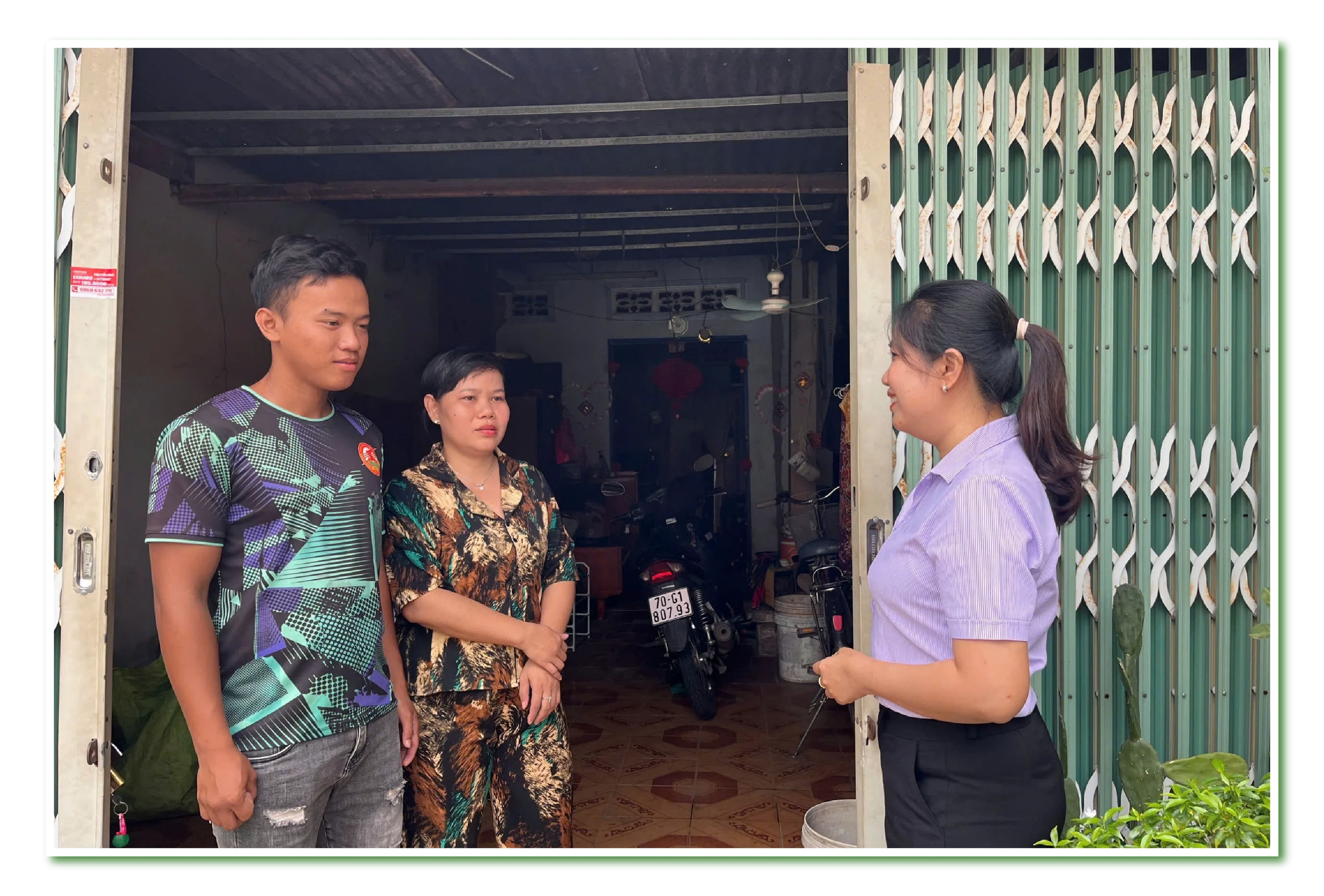 Chủ tịch Hội LHPN phường Hiệp Tân (bìa phải) thăm hỏi tình hình cuộc sống của thanh niên xuất ngũ