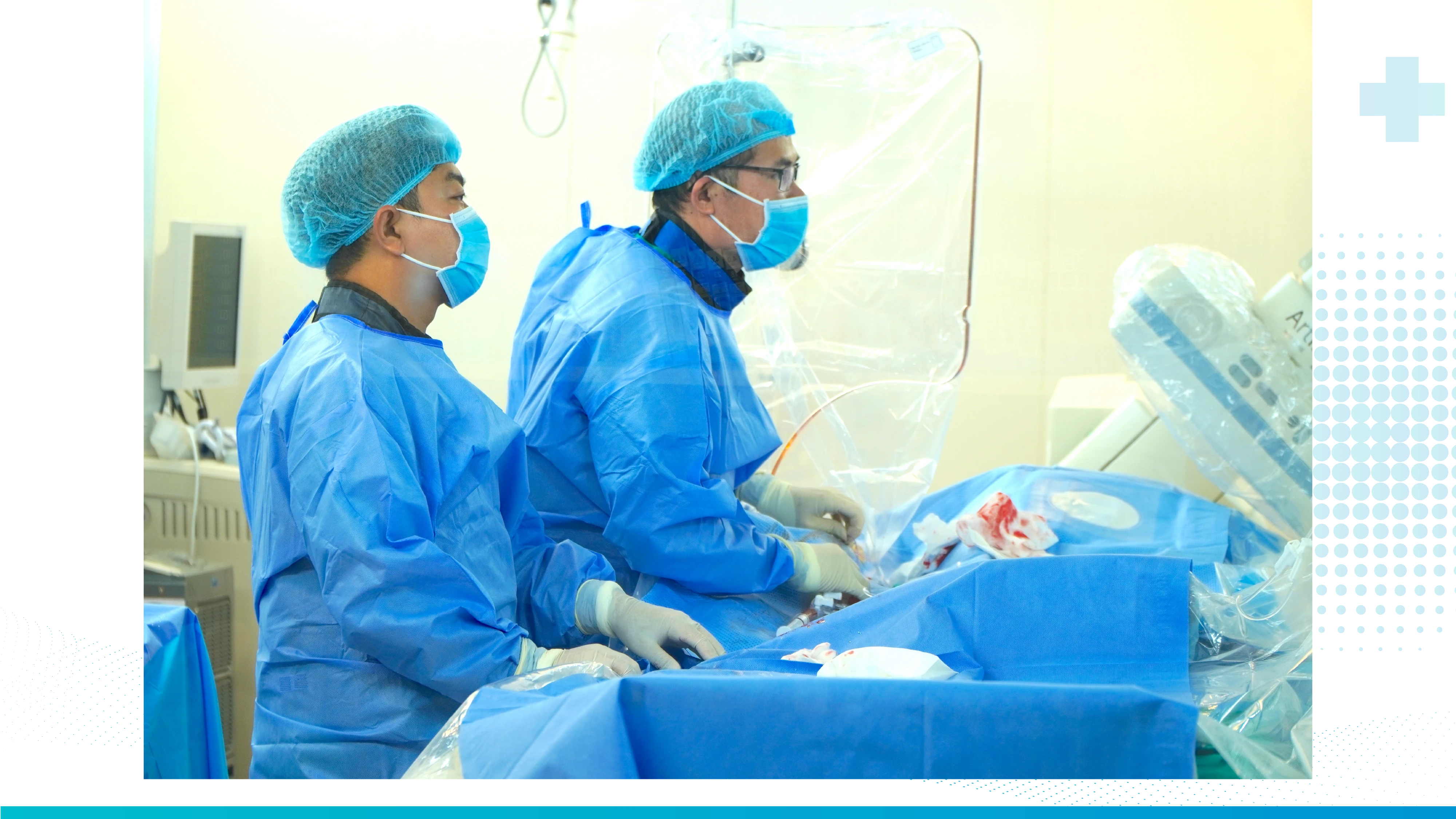 Ê-kíp bác sĩ Khoa Nội tim mạch - Thần kinh Bệnh viện Đa khoa Hồng Hưng thực hiện phẫu thuật đặt stent cho bệnh nhân
