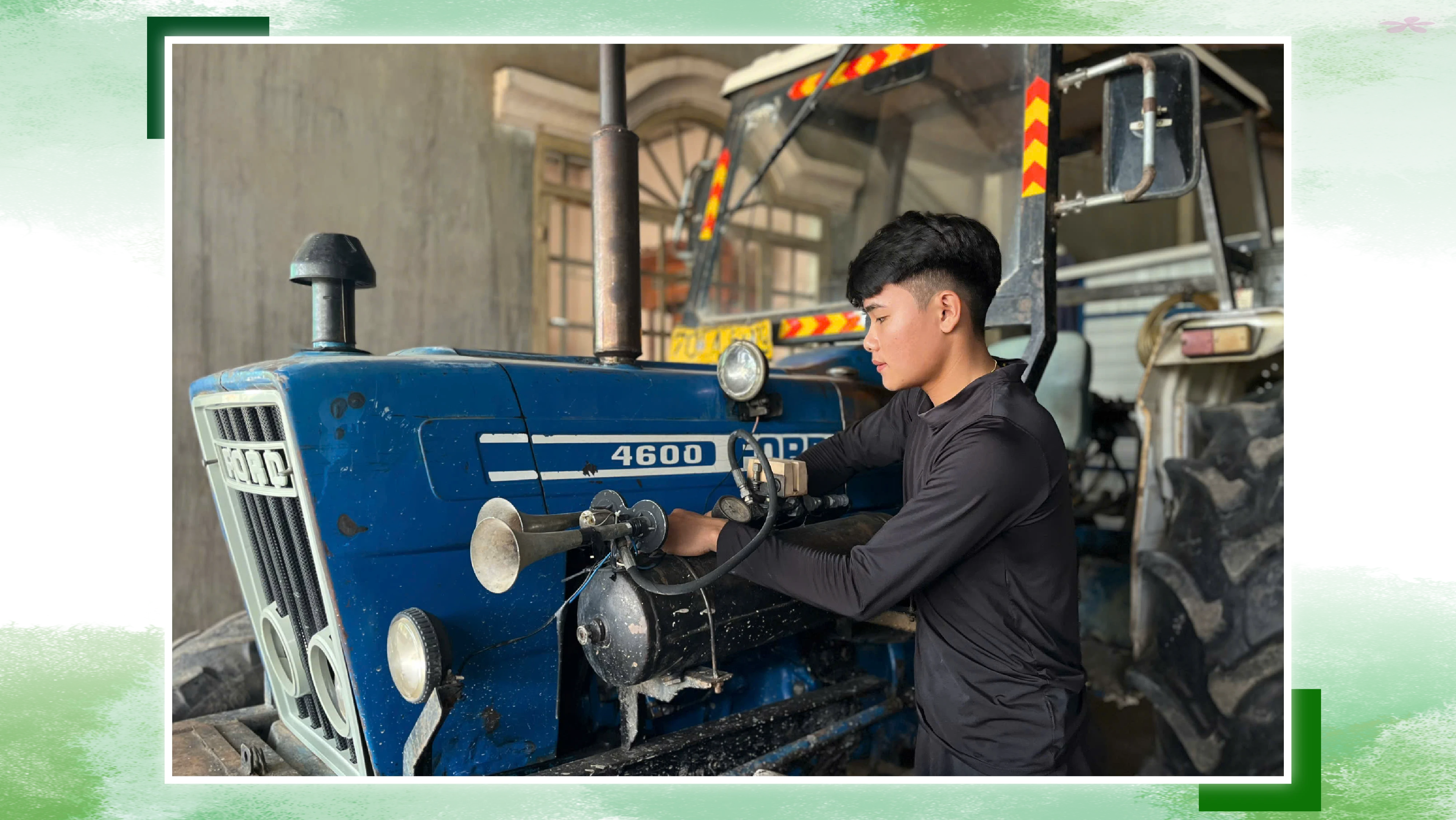Sau khi được hỗ trợ vay vốn ưu đãi, em Thuận mua máy cày, phát triển kinh tế gia đình