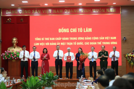 Tổng Bí thư Tô Lâm trao quyết định về chức năng, nhiệm vụ, tổ chức bộ máy Cơ quan Ủy ban T.Ư MTTQ Việt Nam