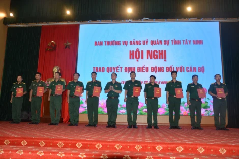 Ban Thường vụ Đảng uỷ Quân sự tỉnh: Trao quyết định điều động đối với cán bộ