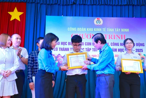 Công đoàn Khu kinh tế tỉnh: Trao học bổng cho 230 con em đoàn viên, công nhân lao động
