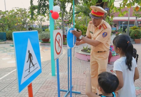 Siết chặt quy định bảo đảm an toàn cho trẻ em khi tham gia giao thông