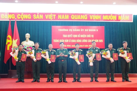 Trao quyết định bổ nhiệm chức vụ, thăng quân hàm sĩ quan, nâng lương cán bộ