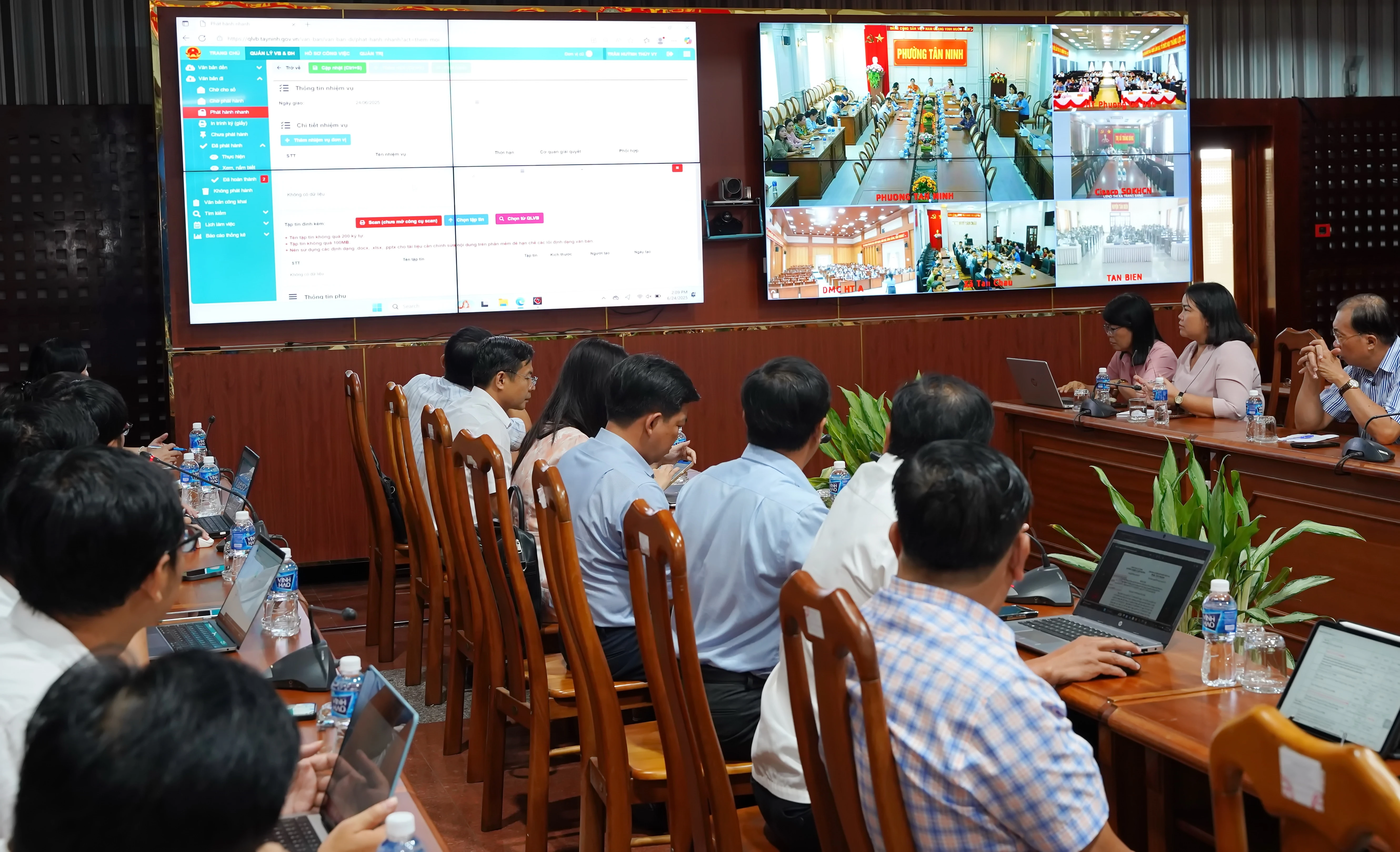 Ðại biểu theo dõi quá trình xử lý văn bản đến trên hệ thống quản lý văn bản và điều hành (hệ thống egov) của 6 phường, xã vận hành thử nghiệm.