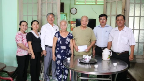 Bí thư Huyện uỷ Gò Dầu thăm, tặng quà cán bộ lão thành và đảng viên từ 50 năm tuổi Đảng trở lên