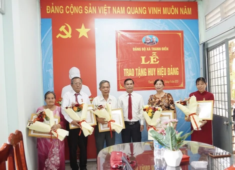 Châu Thành: Trao Huy hiệu Đảng cho 5 đảng viên thuộc Đảng bộ xã Thanh Điền