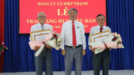 Gò Dầu: Trao tặng Huy hiệu 60 và 30 năm tuổi Đảng