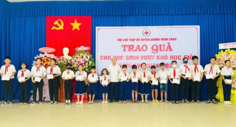 Hội Chữ thập đỏ huyện Dương Minh Châu trao quà cho học sinh nghèo, vượt khó