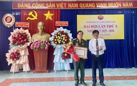 Trao Huy hiệu 40 năm tuổi Đảng cho Chủ tịch Hội Cựu chiến binh tỉnh