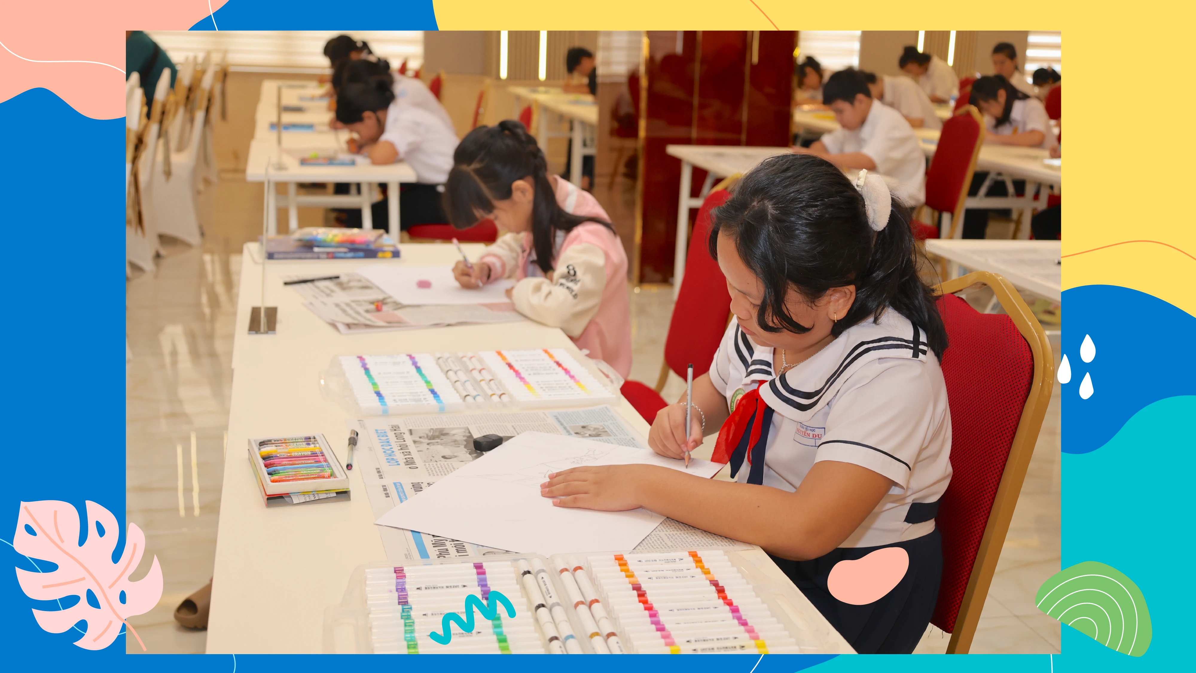 Các em thiếu nhi tham gia vòng chung kết cuộc thi vẽ tranh.