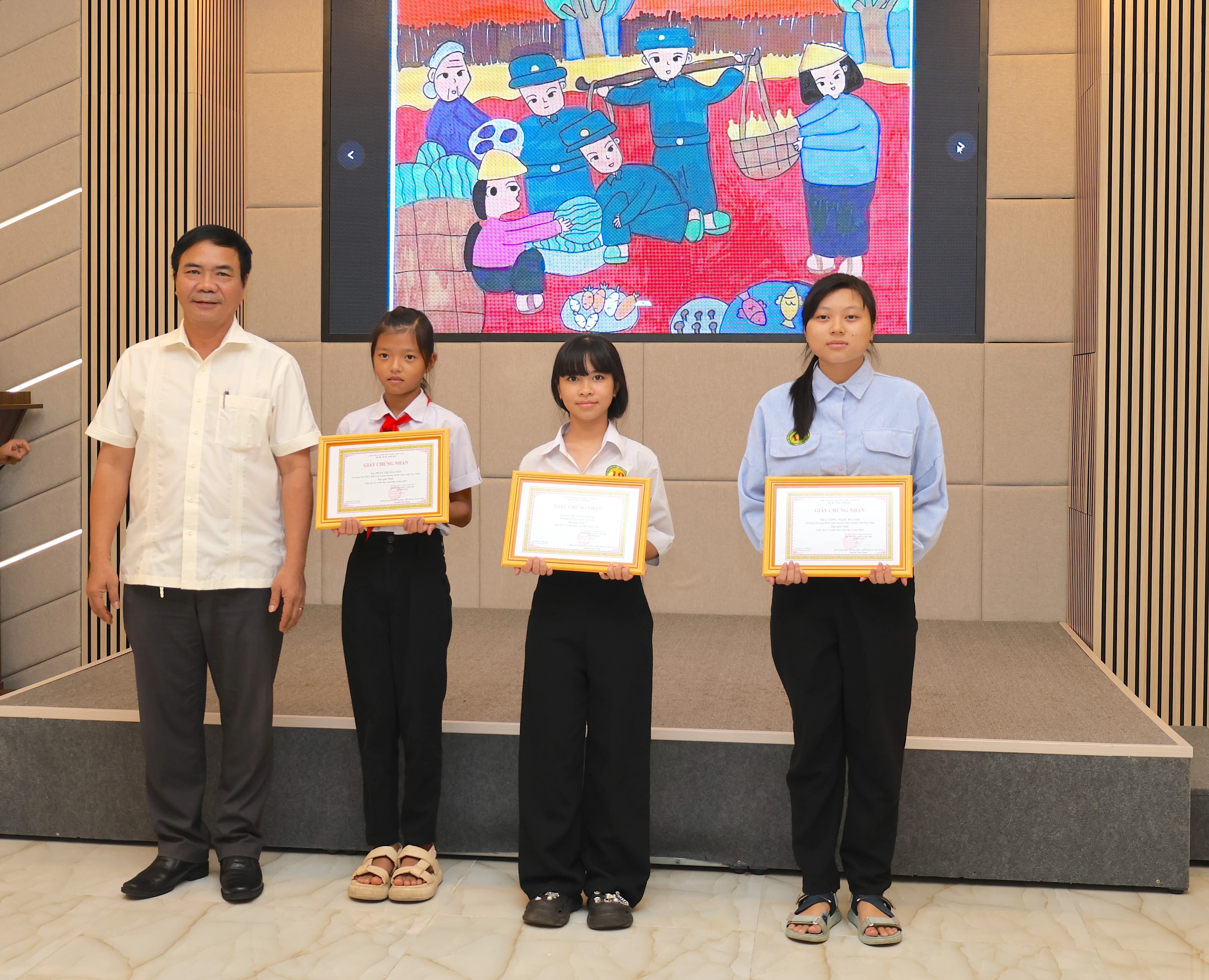 Ông Nguyễn Nam Giang- Phó Giám đốc Sở Văn hoá, Thể thao và Du lịch trao giải Nhất cho các thí sinh.