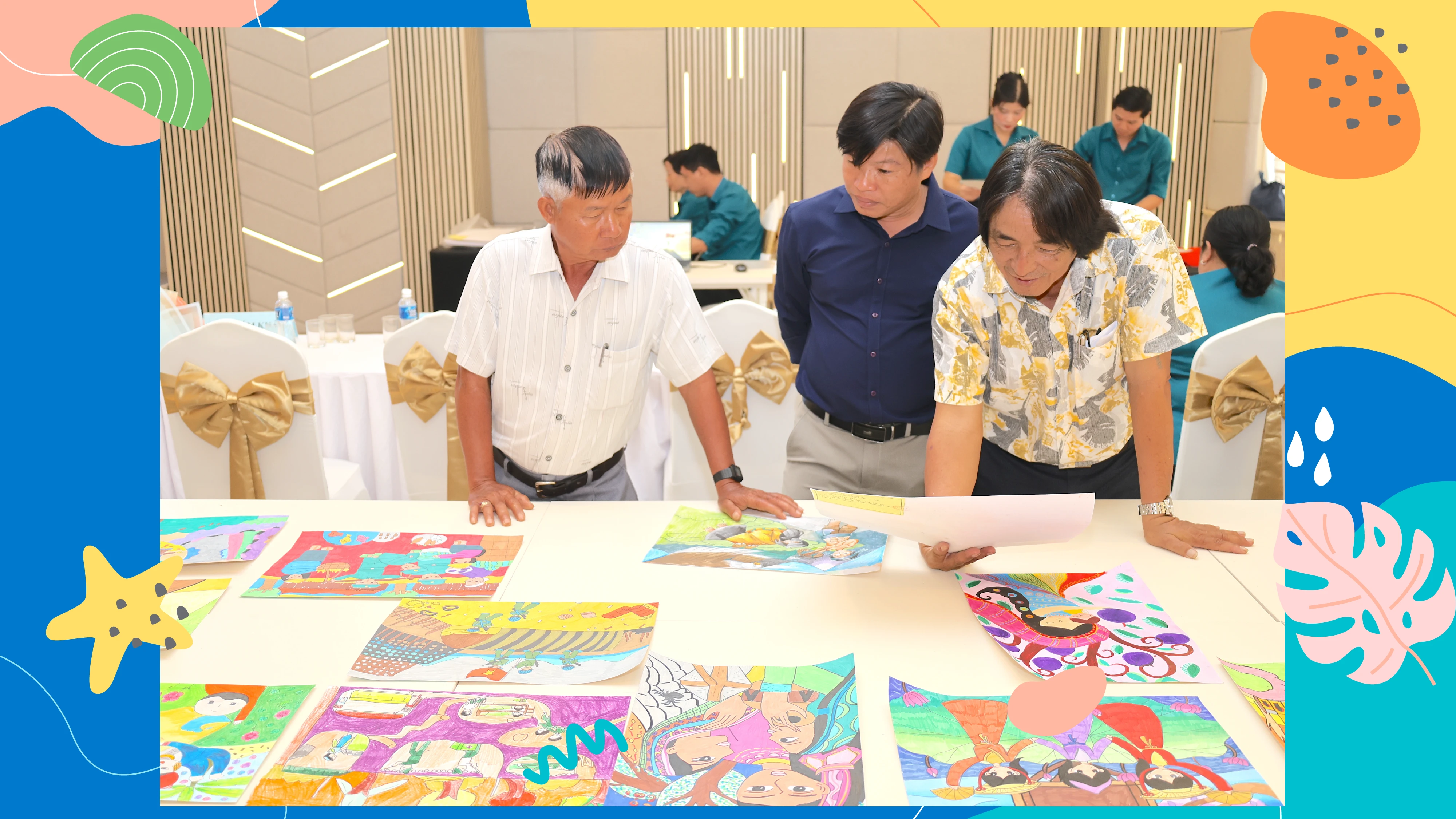 Ban giám khảo lựa chọn những tác phẩm xuất sắc để trao giải.