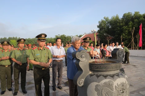 Công an Tây Ninh: Viếng bia tưởng niệm căn cứ Ban an ninh Tây Ninh tại căn cứ Bàu Rong
