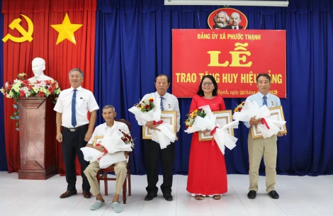 Gò Dầu: Trao tặng và truy tặng Huy hiệu Đảng cho 8 đảng viên
