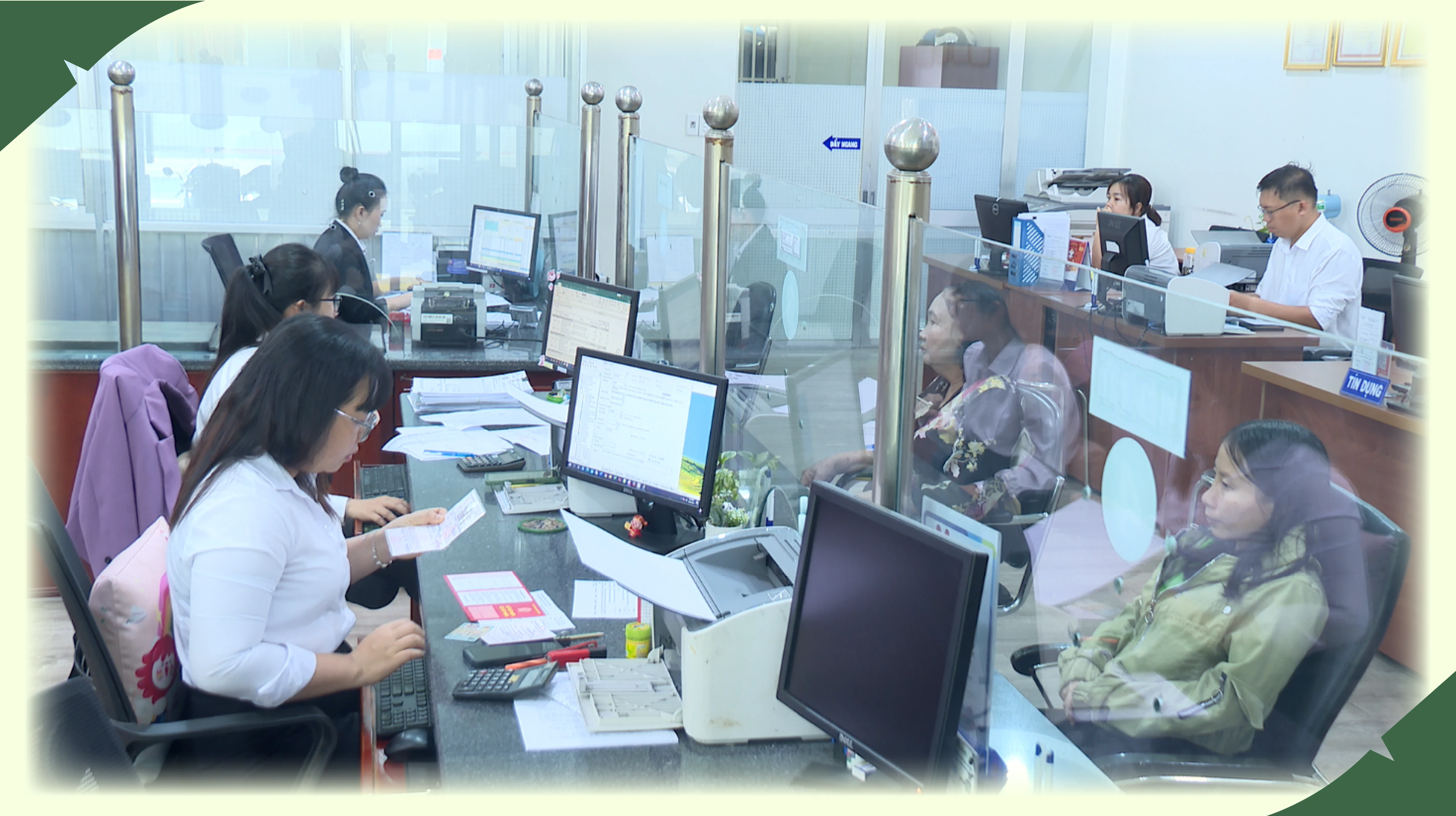 Một quỹ tín dụng nhân dân trên địa bàn tỉnh giải ngân vốn vay cho người dân