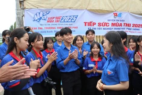 Lãnh đạo Tỉnh đoàn thăm các đội hình Tiếp sức mùa thi năm 2025