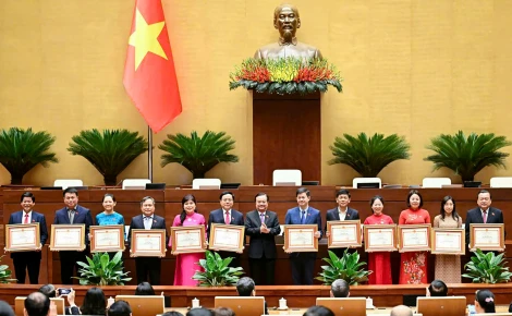 Uỷ viên Thường vụ Quốc hội: Tặng bằng khen cho các Trưởng đoàn, Phó trưởng Đoàn chuyên trách Đoàn đại biểu Quốc hội