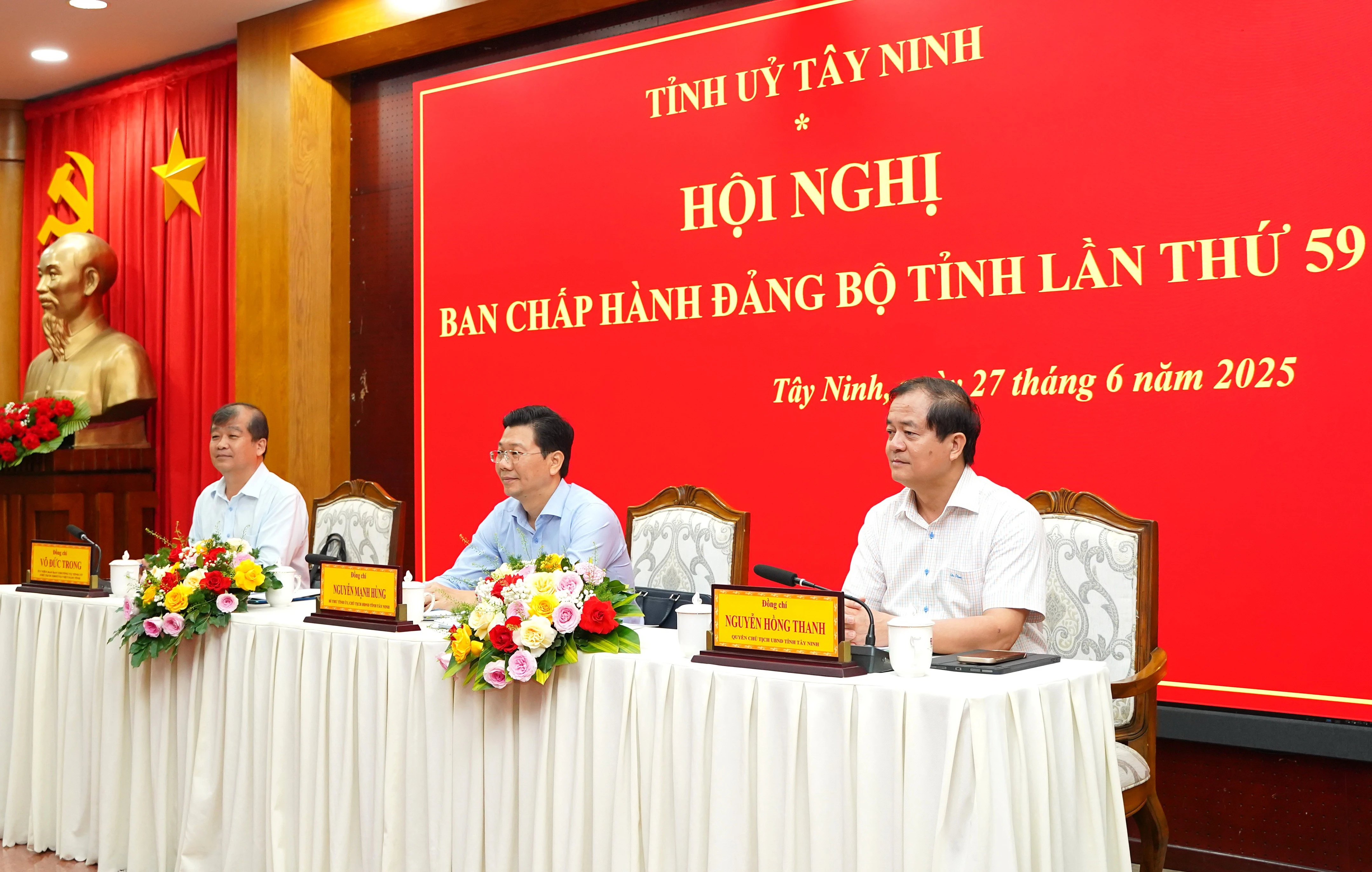 Bí thư Tỉnh uỷ, Chủ tịch HÐND tỉnh Nguyễn Mạnh Hùng và các đồng chí lãnh đạo tỉnh chủ trì hội nghị.