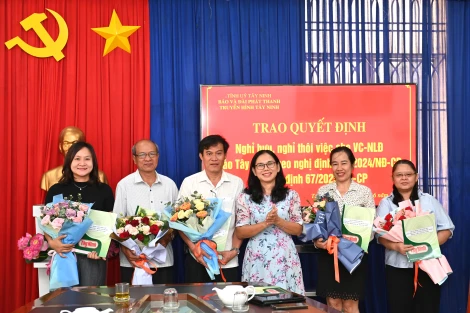 Trao quyết định nghỉ hưu, nghỉ thôi việc cho viên chức, người lao động