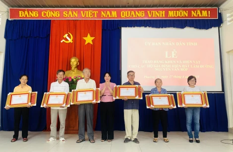 Thành phố Tây Ninh: Trao tặng bằng khen và hiện vật cho các hộ gia đình hiến đất làm đường Nguyễn Văn Rốp