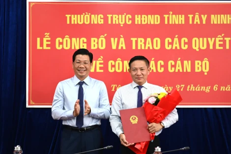 Thường trực HĐND tỉnh: Công bố và trao quyết định về công tác cán bộ