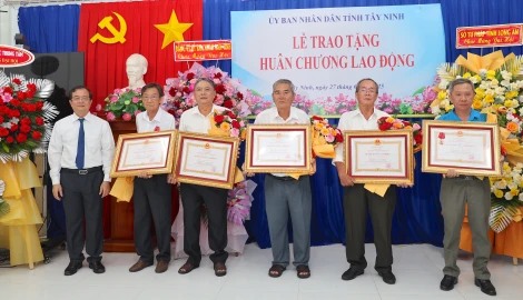 Trao Huân chương Lao động cho các nguyên lãnh đạo Sở Tư pháp
