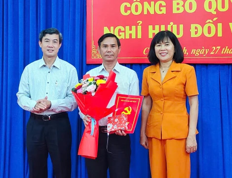 Trao quyết định nghỉ hưu trước tuổi đối với Phó Bí thư thường trực Huyện uỷ Châu Thành