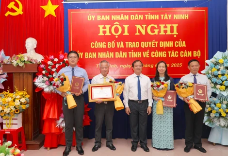 UBND tỉnh công bố và trao quyết định công tác cán bộ