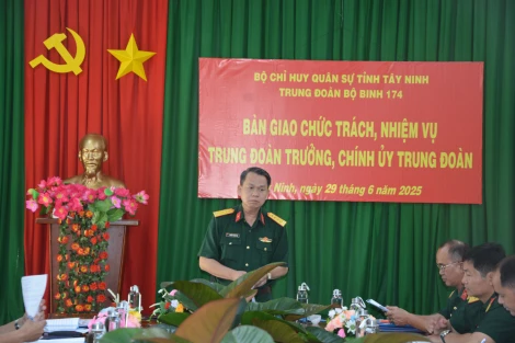 Bàn giao chức trách, nhiệm vụ Trung đoàn trưởng và Chính uỷ Trung đoàn 174