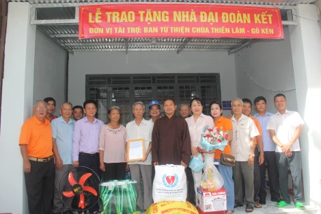 Trao nhà đại đoàn kết cho hộ nghèo tại phường Long Hoa