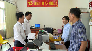 Kiểm tra tại Trung tâm phục vụ hành chính công của các xã Mỹ Quý, Đông Thành, Đức Huệ