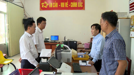 Kiểm tra tại Trung tâm phục vụ hành chính công của các xã Mỹ Quý, Đông Thành, Đức Huệ
