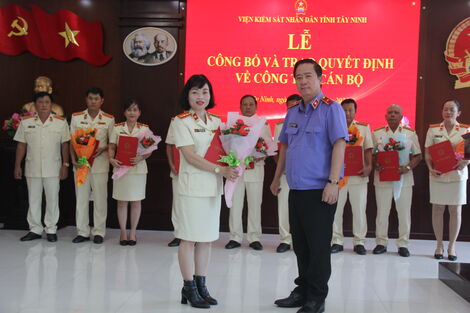 Viện Kiểm sát nhân dân tỉnh Tây Ninh trao quyết định về công tác cán bộ