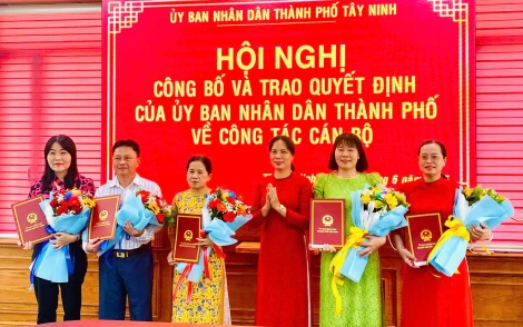 TP. Tây Ninh: Trao quyết định nghỉ hưu, nghỉ thôi việc cho cán bộ, công chức lãnh đạo