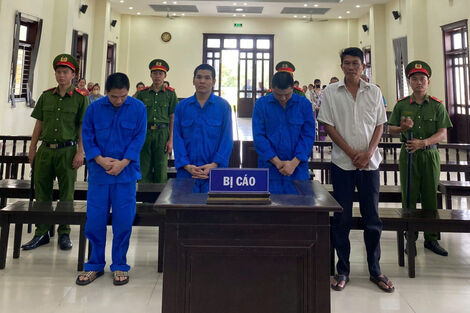 4 người vào tù từ mâu thuẫn việc nhìn đểu