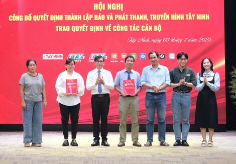 Báo và Phát thanh, Truyền hình Tây Ninh trao quyết định về công tác cán bộ