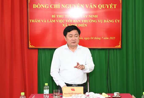 Bí thư Tỉnh ủy - Nguyễn Văn Quyết: Tặng quà người dân xã Ninh Điền