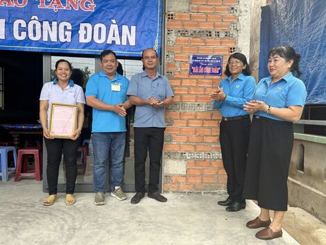 Trao tặng Mái ấm Công đoàn (CĐ) là một trong những hoạt động thể hiện sự quan tâm của tổ chức CĐ đối với công nhân, viên chức, lao động (CNVCLĐ), đặc biệt là những đoàn viên gặp khó khăn về nhà ở. Hoạt động này giúp CNVCLĐ chạm đến ước mơ an cư.
