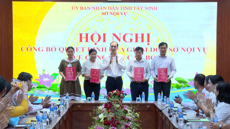 Sở Nội vụ tỉnh Tây Ninh trao quyết định công tác cán bộ