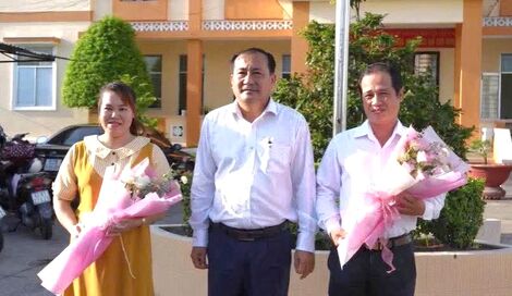 Xã Thuận Mỹ biểu dương 2 cán bộ được người dân khen ngợi sau một tuần vận hành bộ máy mới